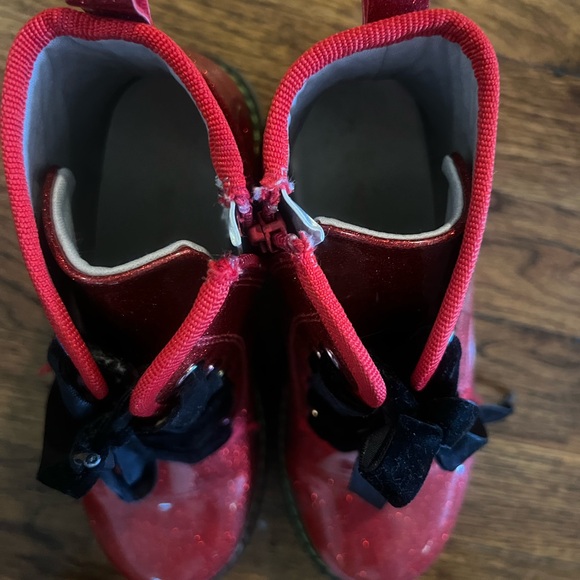 Sparkly Red Kids Boots with Black Laces - Picture 4 of 6